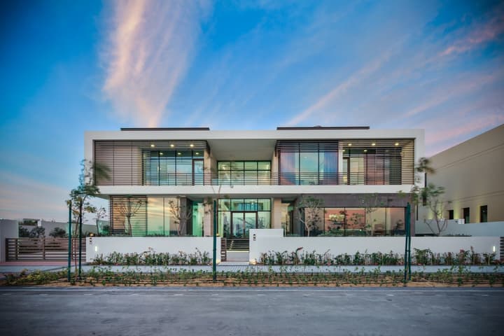 Contemporary Show Mansion – District One — photograph 2