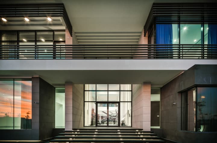 Contemporary Show Mansion – District One — photograph 5