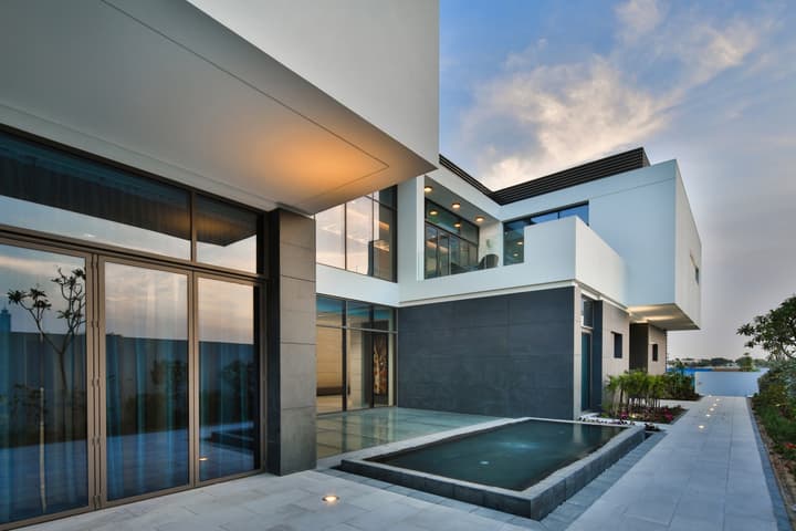 Contemporary Show Mansion – District One — photograph 8