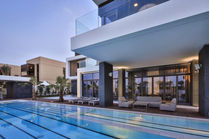 Contemporary Show Mansion – District One — photograph 11