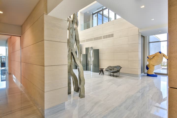 Contemporary Show Mansion – District One — photograph 19