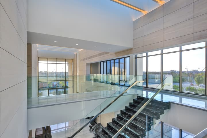 Contemporary Show Mansion – District One — photograph 26