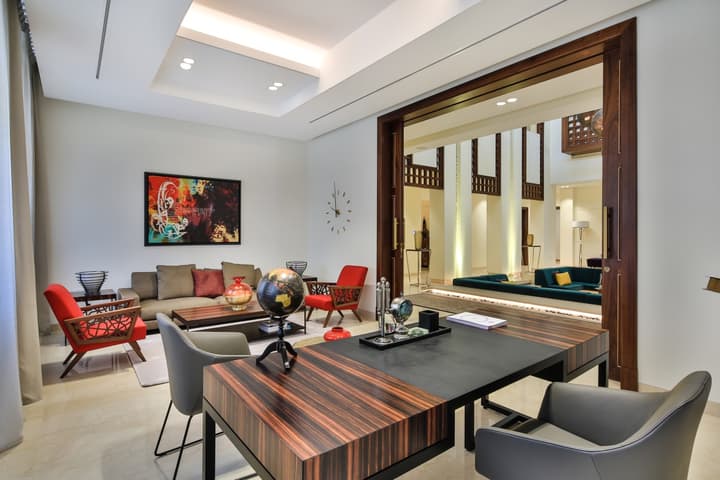 Modern Arabic Show Mansion – District One — photograph 11