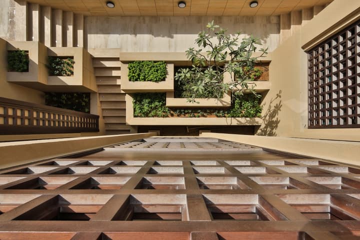 Modern Arabic Show Mansion – District One — photograph 19